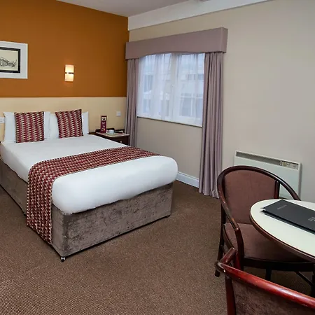 Eviston House 3*